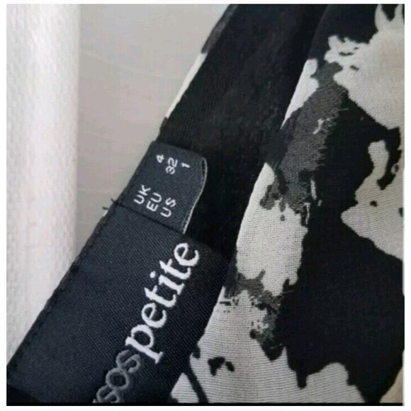 Asos petite printed black and white romper size 1 - Picture 3 of 4